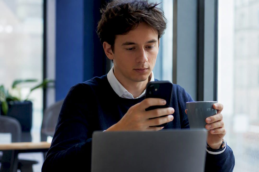Jeune professionnel passant un coup de téléphone dans un espace de coworking