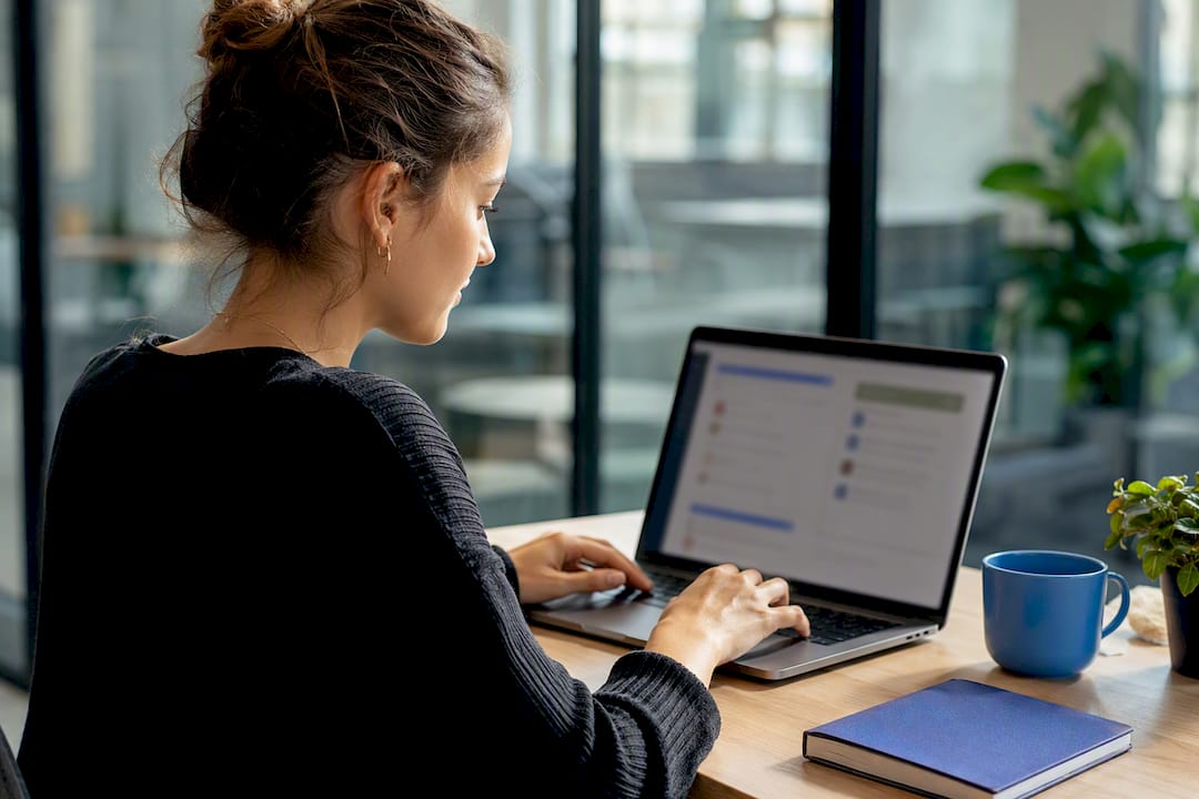 Une professionnelle répond à un commentaire en ligne